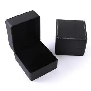Detalle de caja de reloj en cuero PU negro con costuras blancas y forro de terciopelo