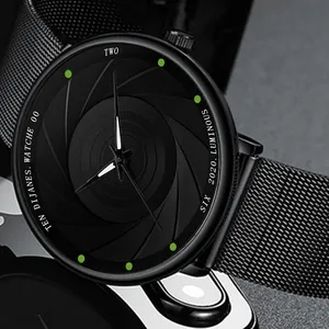 Detailopname van een zwart herenhorloge met lichtgevende sluiterplaat en mesh-band