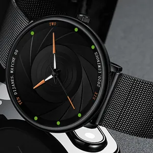 Macro-opname van lichtgevend herenhorloge met sluiterwijzerplaat en mesh-horlogeband