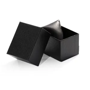 Primer plano de un joyero de cuero PU negro texturizado con un suave cojín en su interior