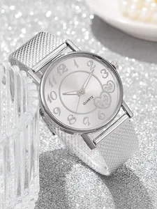 Détail de montre à quartz argentée avec cadran à cœurs sur fond de paillettes