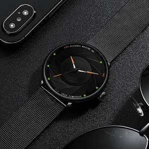 Detailopname van een zwart quartzhorloge met camerasluiter-ontwerp en mesh stalen band