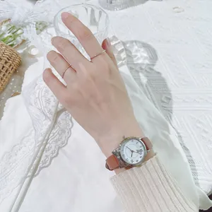 Orologio al quarzo per ragazze con cinturino in pelle marrone e cassa con orecchie di gatto