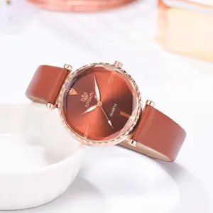 Gros plan sur la montre à quartz RINNADY avec cadran brun et boîtier en or rose