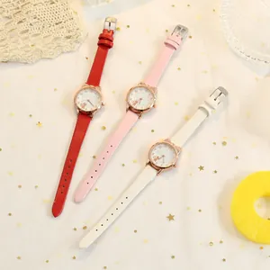 Dettaglio degli orologi al quarzo da donna con orecchie di gatto e cinturini in pelle