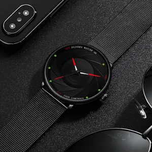 Detailopname van Dijanes herenhorloge met zwarte mesh band en camera sluiter wijzerplaat design