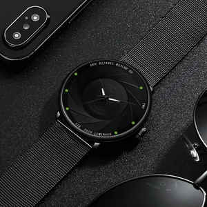 Detail van zwart herenhorloge met camera-sluiter wijzerplaat en mesh-horlogeband
