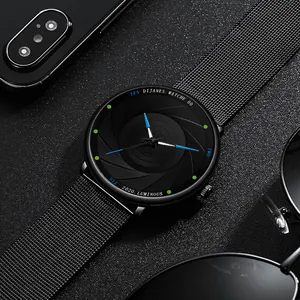 Detailopname herenhorloge met blauwe secondewijzer en cameralens diafragma wijzerplaat
