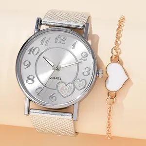 Montre quartz argentée pour femme avec cœurs et bracelet assorti doré avec pendentif