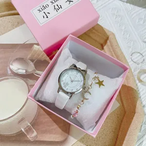 Set orologio con orecchie di gatto e bracciale in scatola regalo rosa con decori