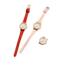 Set di orologi da donna a forma di gatto con cinturini in ecopelle rossi e rosa su sfondo bianco