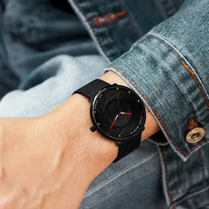 Detailopname van zwart horloge met mesh band en spiraalvormige wijzerplaat op denim