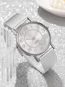 Montre à quartz élégante pour femme avec bracelet en maille argentée et cadran à cœurs