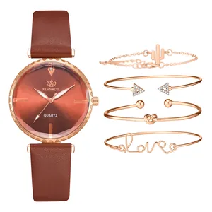 Détail d'une montre à quartz en cuir marron avec quatre bracelets bijoux en or rose