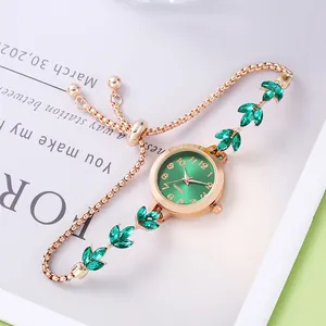 Montre élégante or rose avec cadran vert et feuilles sur un bracelet réglable chic