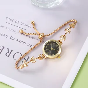 Détail de la montre bracelet en forme de feuille avec cristaux et fermoir réglable