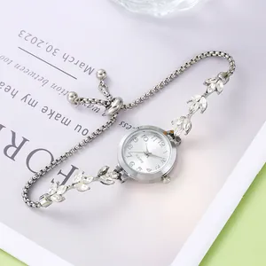 Détail macro de strass argentés en forme de feuille sur le bracelet réglable de cette montre