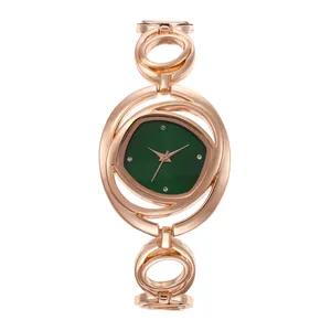 Elegante roségouden dameshorloge met holle ringband en een diepgroene wijzerplaat