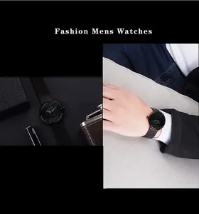 Detail van zwart horloge met mesh band en wijzerplaat met sluitertextuur en accenten