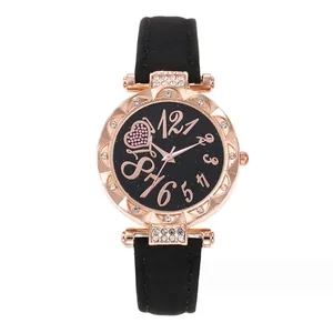 Detail der roségoldenen Strass-Lünette und des schwarzen Sternenhimmel-Zifferblatts der Uhr