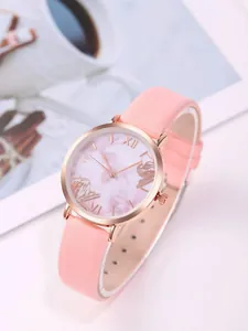 Detailopname van roze horloge met marmeren wijzerplaat en gouden 3D bloemenreliëf