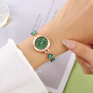 Montre-bracelet à quartz pour femme en or rose avec cadran vert et cristaux feuilles