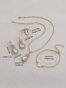 Detail van de 4-delige gouden sieradenset met kristallen druppels en hartarmband