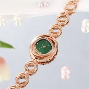 Elegante roségouden holle armbandhorloge met vintage groene wijzerplaat en luxe strass