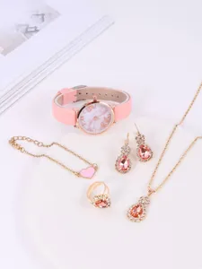 5-delige set met roze lederen horloge en kristallen sieraden op witte standaard