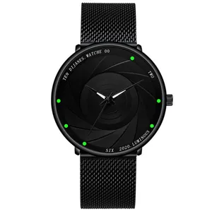 Lichtgevend zwart herenhorloge met mesh band en stijlvolle getextureerde wijzerplaat