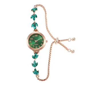 Montre élégante en or rose pour femme avec bracelet à feuilles d'émeraude verte