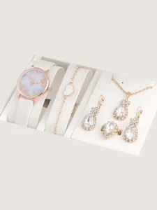 Detailweergave van de 5-delige roségouden luxe horlogeset met lederen band en sieraden