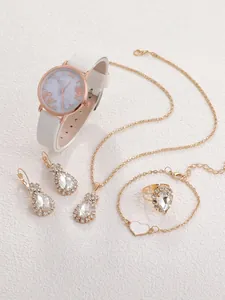 Detail van dames sieradenset met marmeren wijzerplaat horloge en hartvormige armband