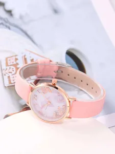 Elegant dameshorloge met roze lederen band en roségouden kast op een witte achtergrond