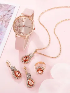 Detail van roze leren horloge met vlinderwijzerplaat en oranje edelsteen sieradenset