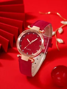 Dettaglio dell'orologio al quarzo rosso con quadrante stellato e cinturino scamosciato