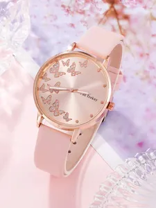 Detailopname van roségouden kwartshorloge met roze leren band en vlinderpatroon wijzerplaat