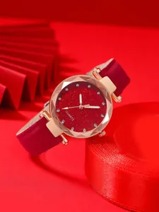 Vista macro dell'orologio da donna con quadrante rosso stellato e 12 indici in strass brillanti