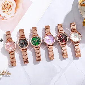Montres quartz femme en or rose avec cadrans colorés sur fond de marbre chic