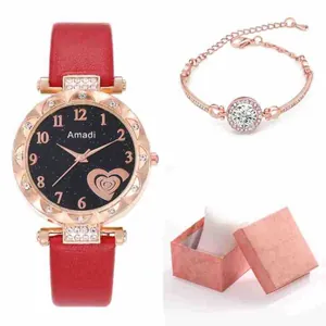 Gros plan d'une montre à quartz pour femme avec bracelet en cuir rouge et cadran étoilé en cœur