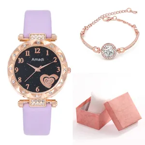 Coffret détaillé avec montre en cuir violet, bracelet or rose et boîte cadeau rose