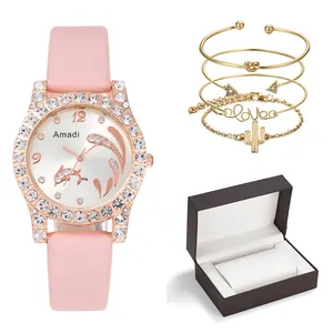 Detailansicht Damenuhr mit Delphin-Zifferblatt und Armband-Set mit Kaktus-Anhänger