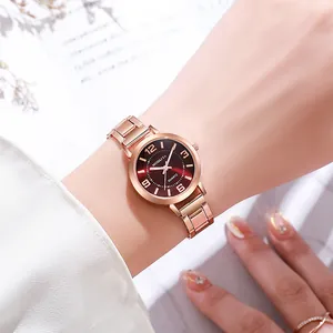 Détail du bracelet en acier or rose et du cadran bordeaux à effet soleil de la montre