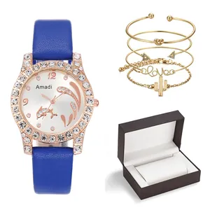 Detailansicht der Armbanduhr mit Delfin-Zifferblatt und vier goldenen Armbändern im Etui