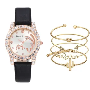 Detailansicht Damenuhr-Set mit Delfin-Muster und vier goldfarbenen Armbändern inkl. Liebe-Anhänger