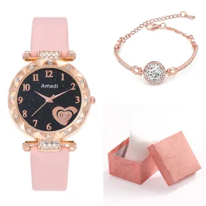 Détail d'une montre à quartz or rose avec bracelet en cuir rose et bracelet en zircon