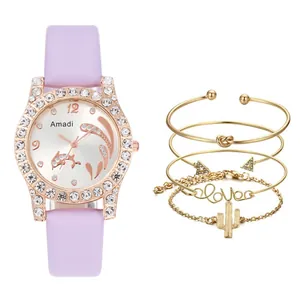 Nahaufnahme Lavendel-Uhr mit Sonnenschliff und vier goldfarbenen Charm-Armbändern