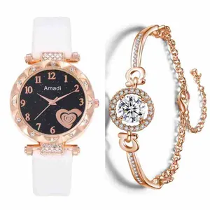Gros plan sur la montre cadran étoilé or rose et le bracelet cœur en cristal