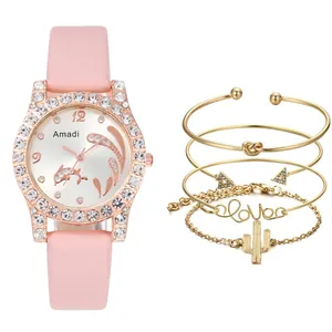 Detail der rosa Lederuhr mit Delfin-Zifferblatt und vier goldfarbenen Armbändern