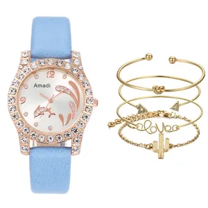 Detailset mit blauer Lederarmbanduhr und vier modischen goldenen Armbändern